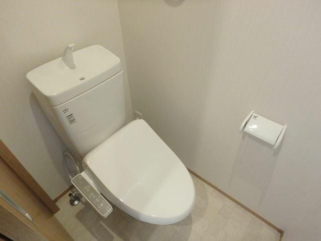 埼玉高速鉄道 戸塚安行駅 徒歩11分 2階建 築10年のトイレ写真