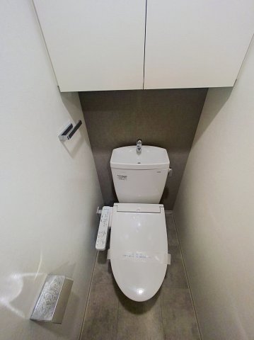 トイレ　落ち着いた色調のトイレです