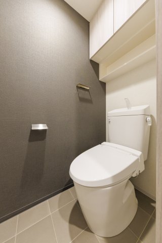 トイレ　落ち着いた色調のトイレです