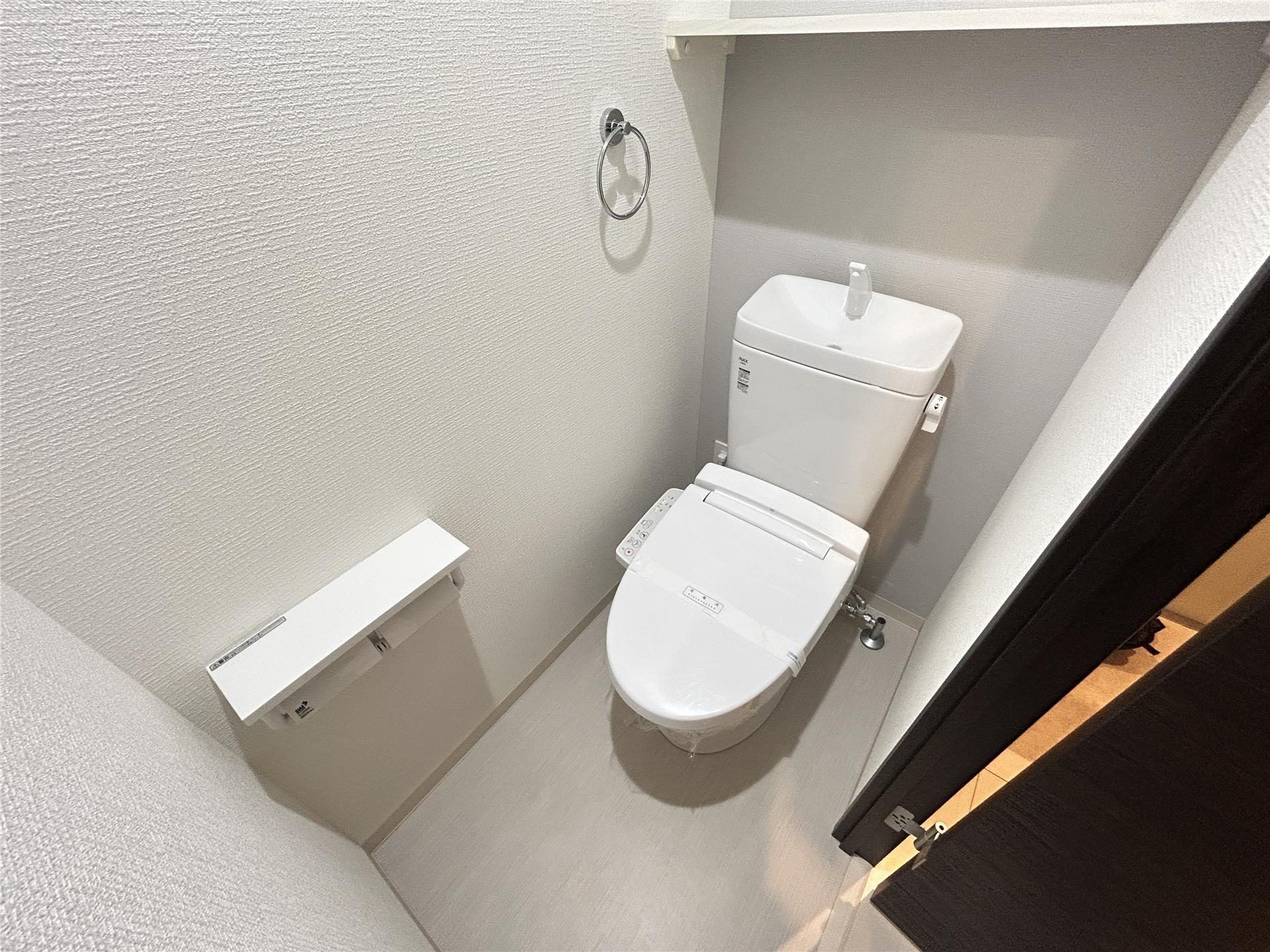 トイレ　棚付のトイレです