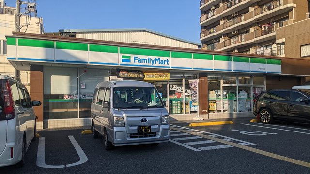 コンビニ　ファミリーマート戸田本町店（コンビニ）まで378m