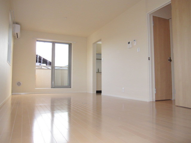 居室・リビング　★角部屋で窓が多く、明るいお部屋です★