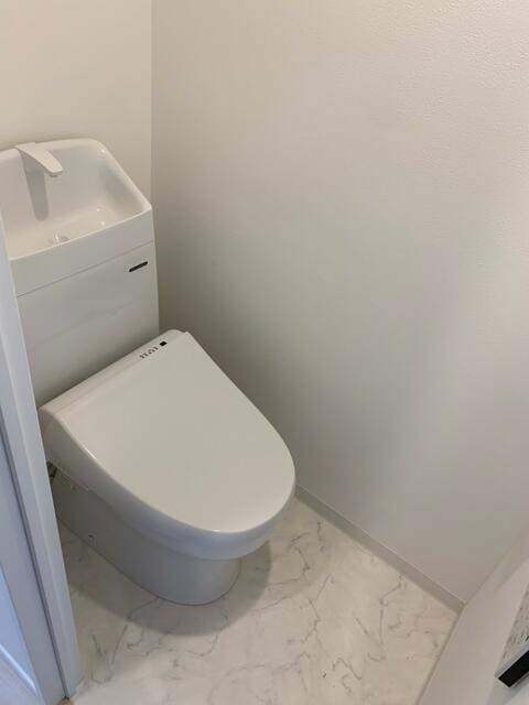 トイレ　温水洗浄便座です