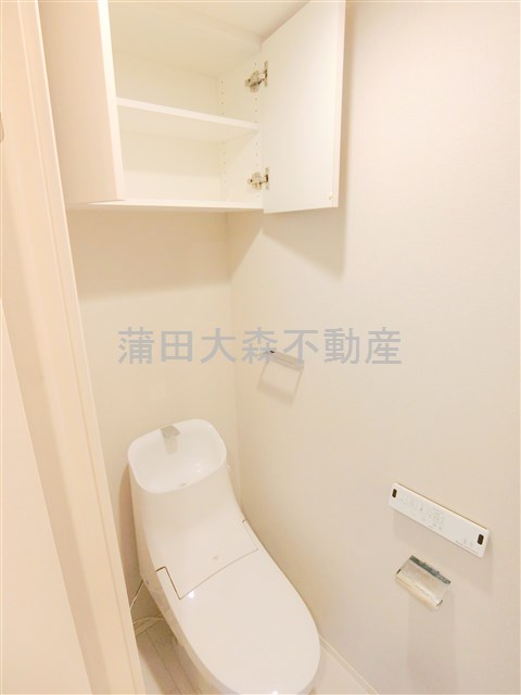 トイレ　棚収納と温水洗浄便座付きのトイレ