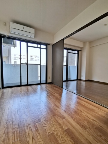 居室・リビング　横並びなので彩光面積が多く明るいお部屋