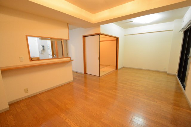 居室・リビング　床色が落ち着いた色合いで綺麗です♪