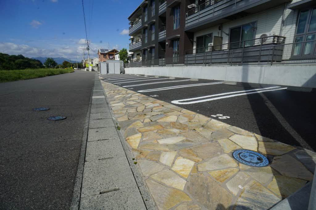 建物外観　駐車場