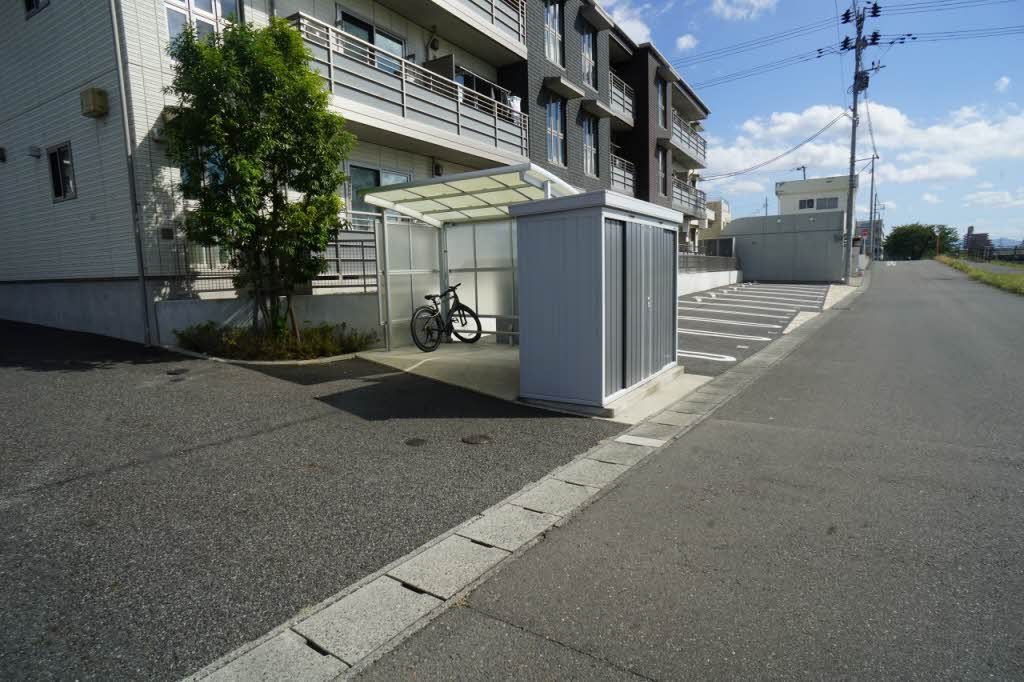 建物外観　駐輪場、集積所