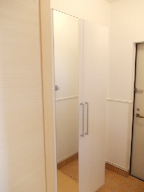 収納　※同建物の別のお部屋の写真です。