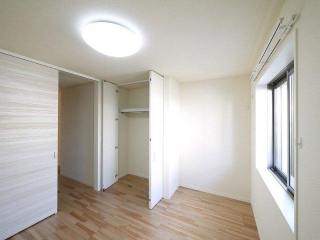 その他部屋・スペース　開放的な寝室です