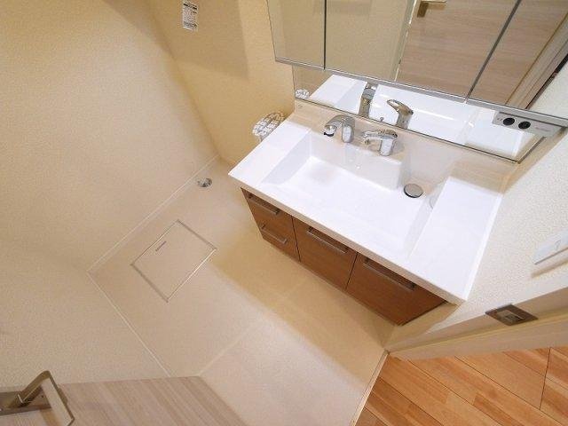 洗面設備　独立洗面台、小物を置くことができて便利です