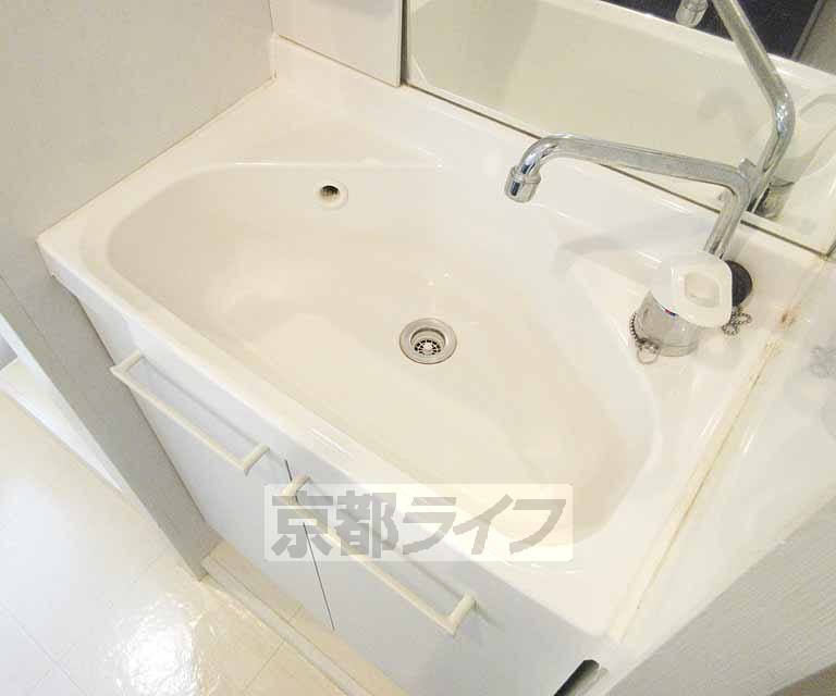 洗面設備　使いやすいサイズの洗面台です