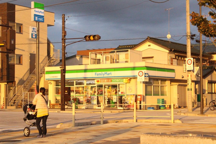 コンビニ　ファミリーマート（コンビニ）まで350m