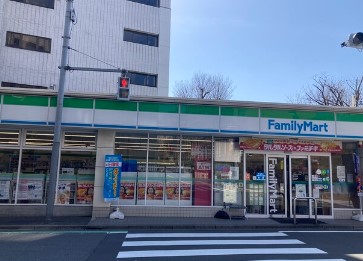コンビニ　ファミリーマート目白南店（コンビニ）まで132m