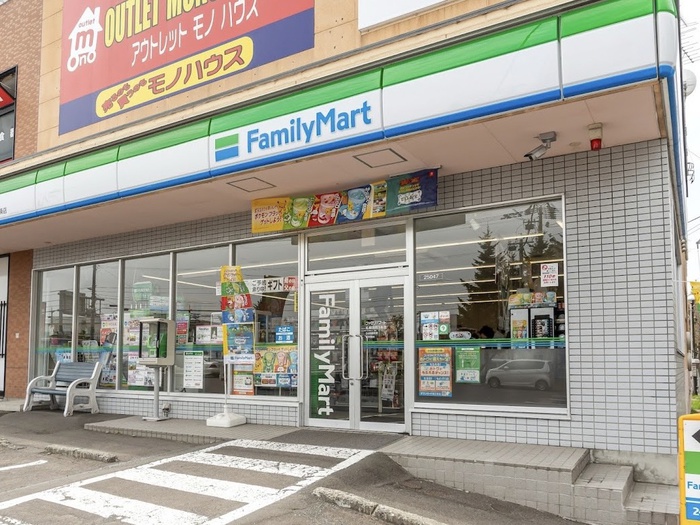 コンビニ　ファミリーマート　西岡3条店（コンビニ）まで550m
