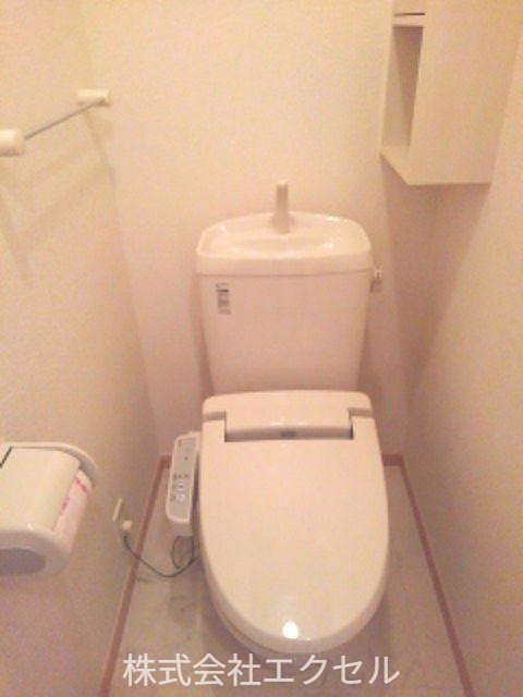 トイレ　温水洗浄便座です。