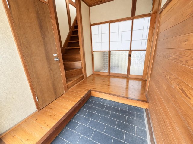 玄関　木の温もりを感じる、広々とした玄関！