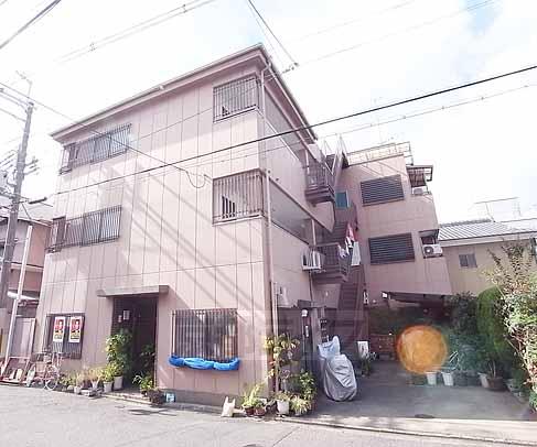 【京都市左京区北白川久保田町のアパートの建物外観】