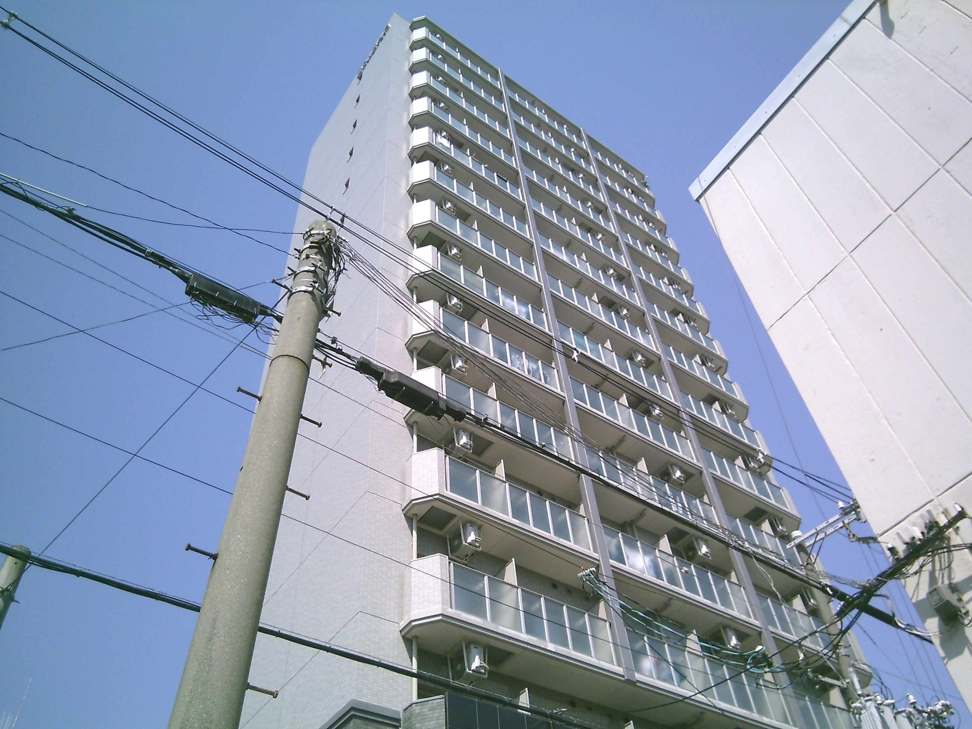 建物外観　築浅で綺麗なエントランス