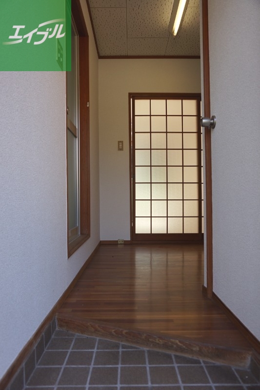 玄関　※別号室の写真です