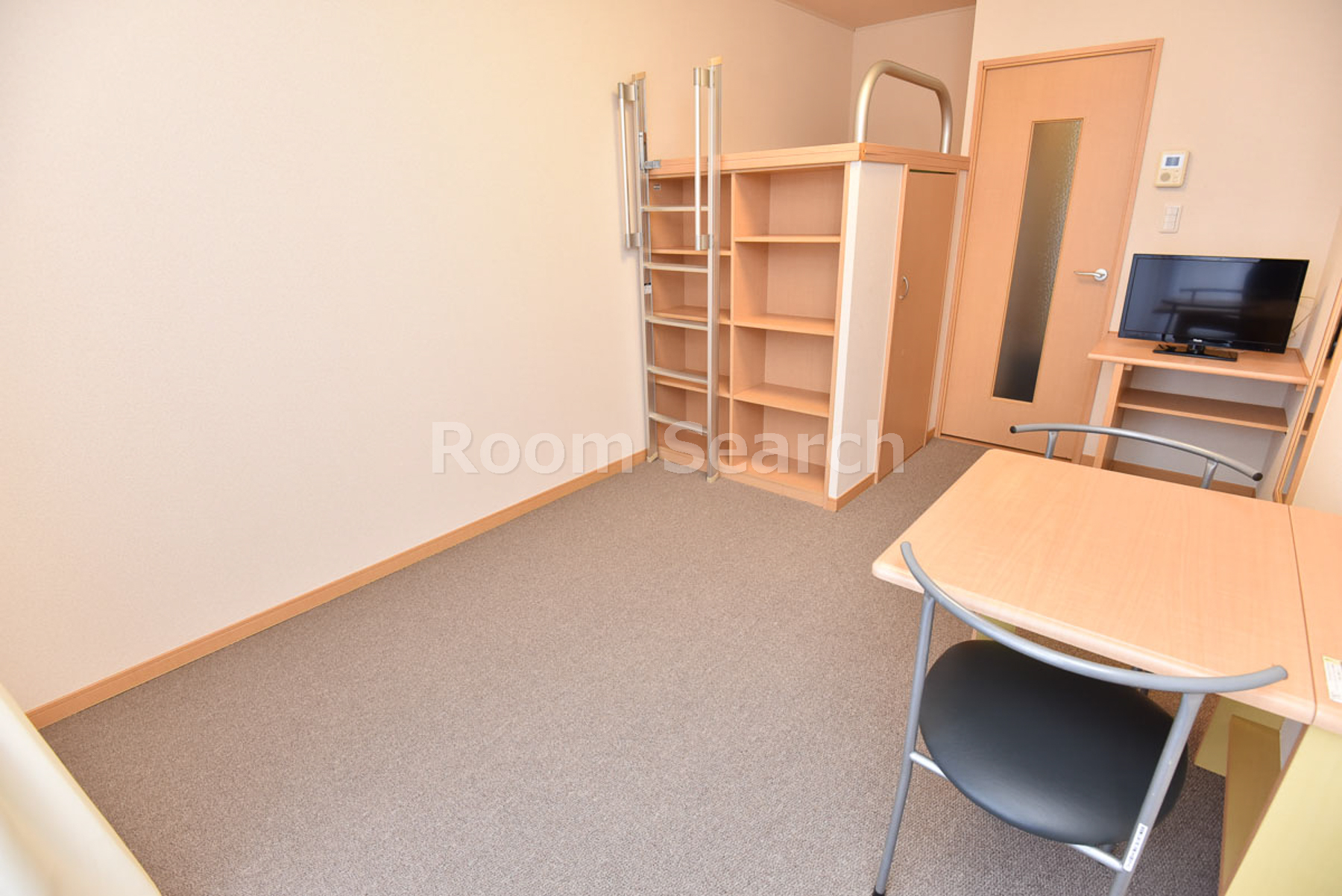 居室・リビング　テレビ付き、ベッド下収納