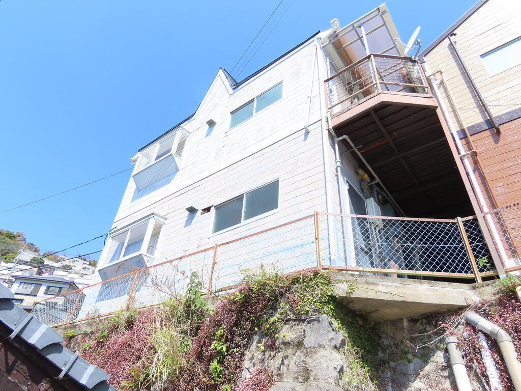 長崎市立山のアパートの建物外観