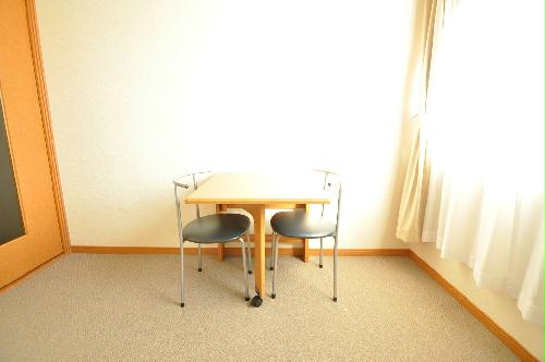 居室・リビング　折り畳みテーブルと椅子2脚