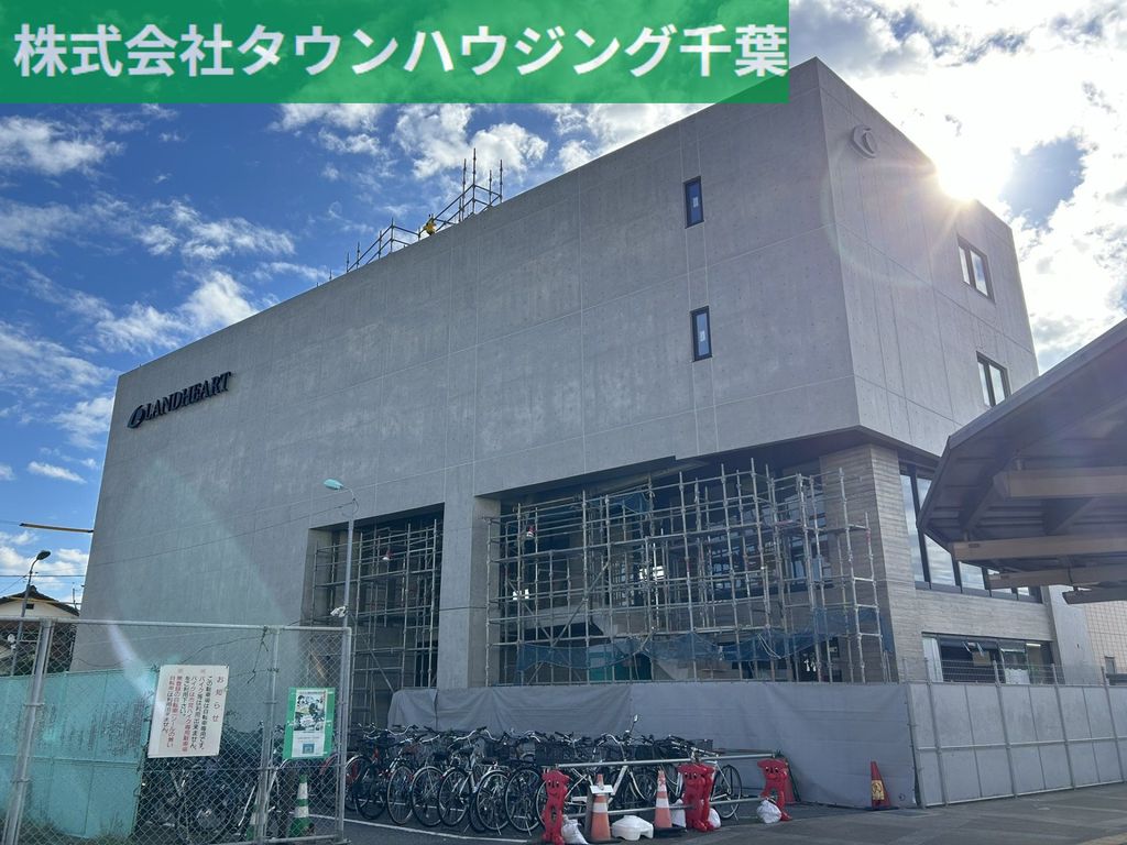 【四街道市鹿渡のマンションの建物外観】