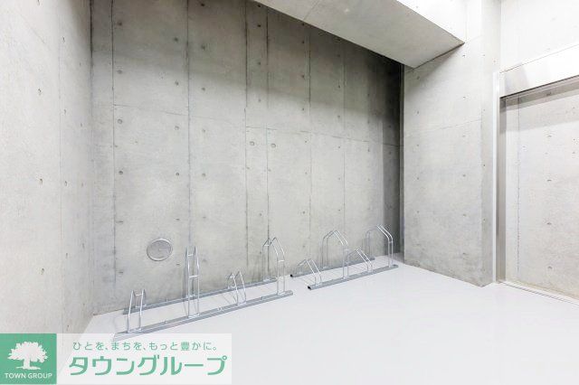 【四街道市鹿渡のマンションの建物外観】