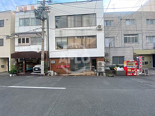 【大阪市生野区新今里のアパートの駐車場】