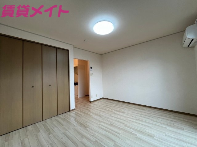 居室・リビング　別部屋同型写真です。