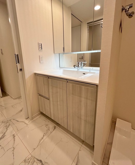 洗面設備　三面鏡付洗面化粧台