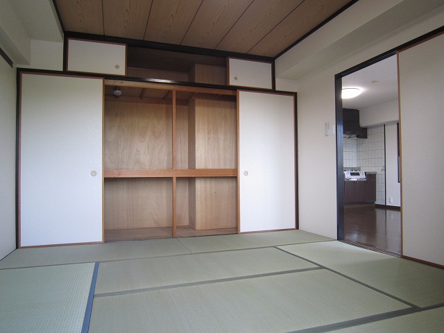 その他部屋・スペース　●広々とした8帖和室は寝室にどうぞ（押入＆天袋あり）