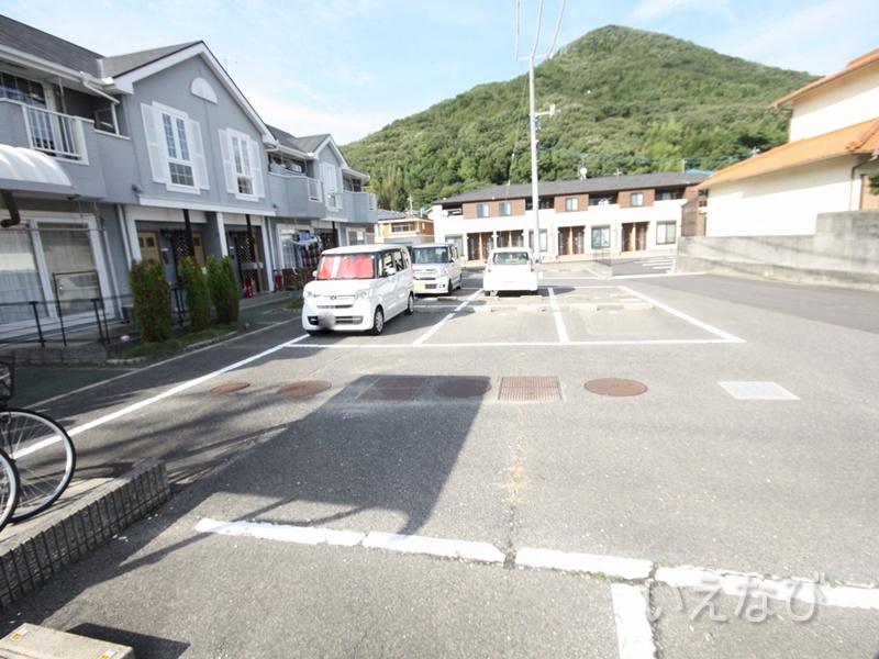 【玉野市槌ケ原のアパートの駐車場】