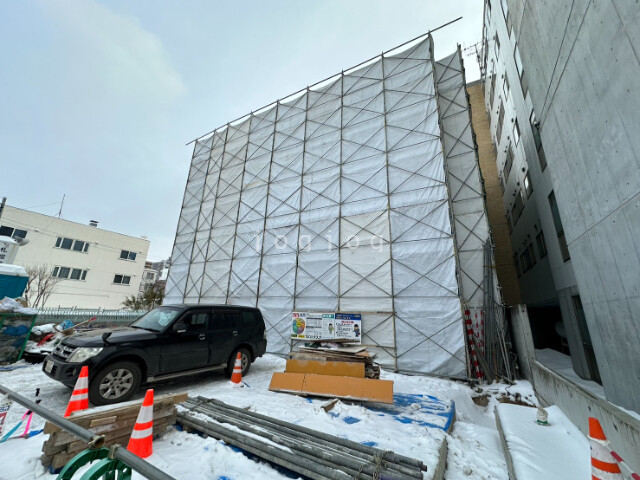 札幌市北区北二十一条西のマンションの建物外観