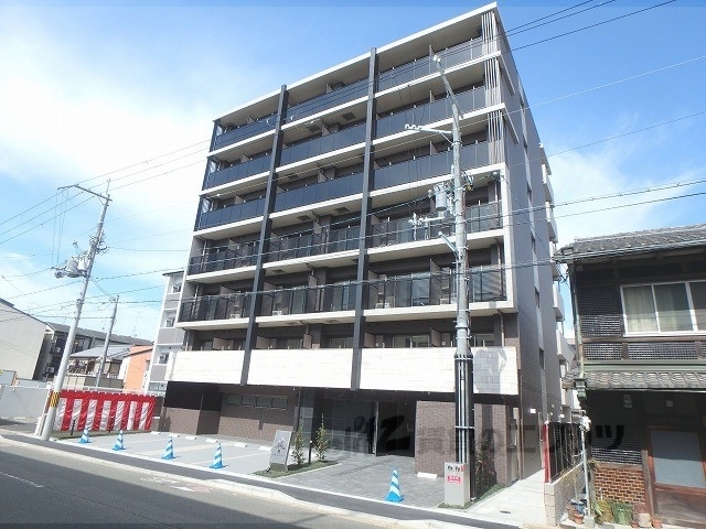 京都市右京区西院矢掛町のマンションの建物外観