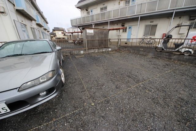 【所沢市林のアパートの駐車場】