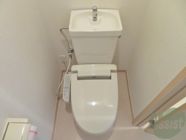 トイレ　こちらのトイレはウォシュレット付きでうれしいですね