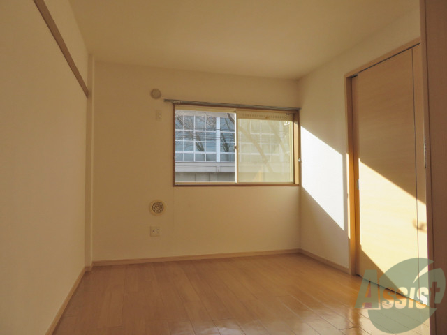 その他部屋・スペース　こちらの寝室は小窓が付いて落ち着いた感じですね