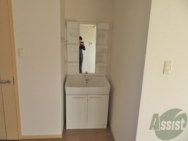 洗面設備　洗面化粧台はシャンプードレッサーつきで便利ですね