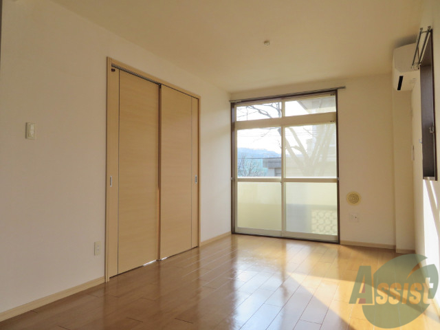 居室・リビング　こちらは日差しが入り明るいリビングですねー。