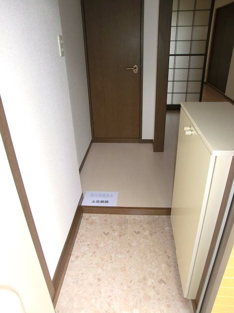 玄関　下駄箱あり