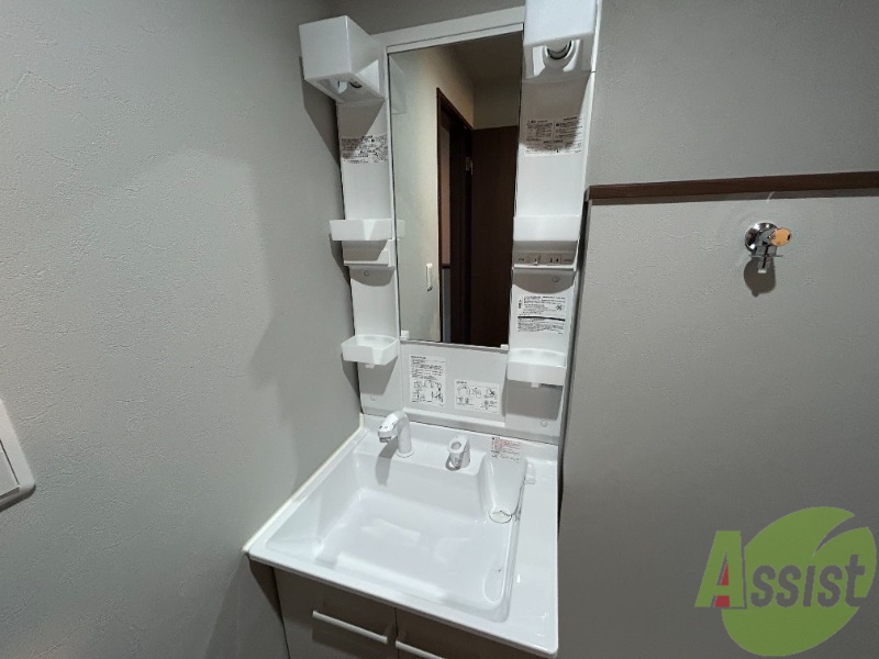 洗面設備　独立洗面台がございます。朝の支度はここで済ませましょう。