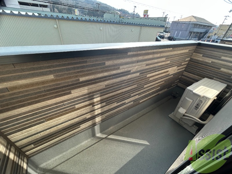 バルコニー　広々としたベランダがございます。洗濯物の外干しに大抜擢。