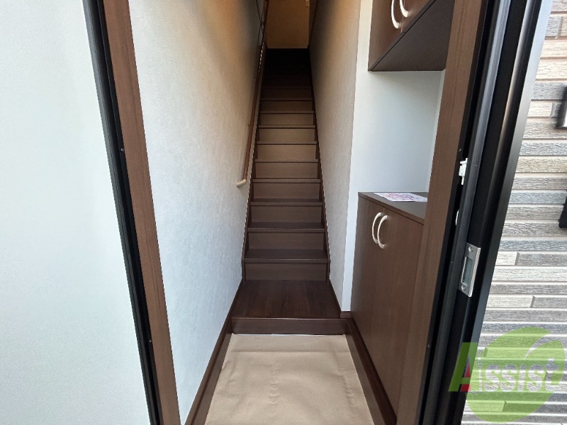 玄関　玄関からはこんな感じ。フロアへは階段を昇っていきます。