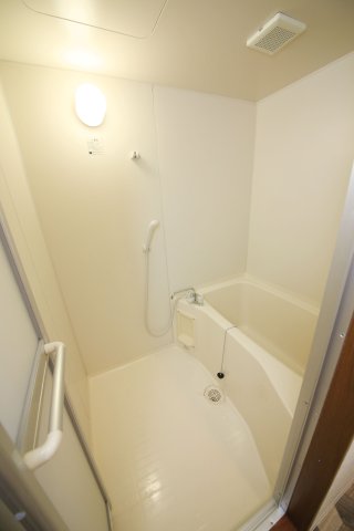 バス・シャワールーム　別部屋同間取りのお写真となります。参考にご覧くださいませ。