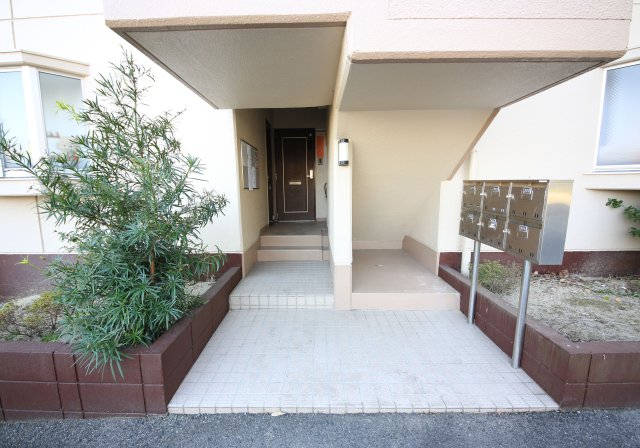 エントランス　別部屋同間取りのお写真となります。参考にご覧くださいませ。