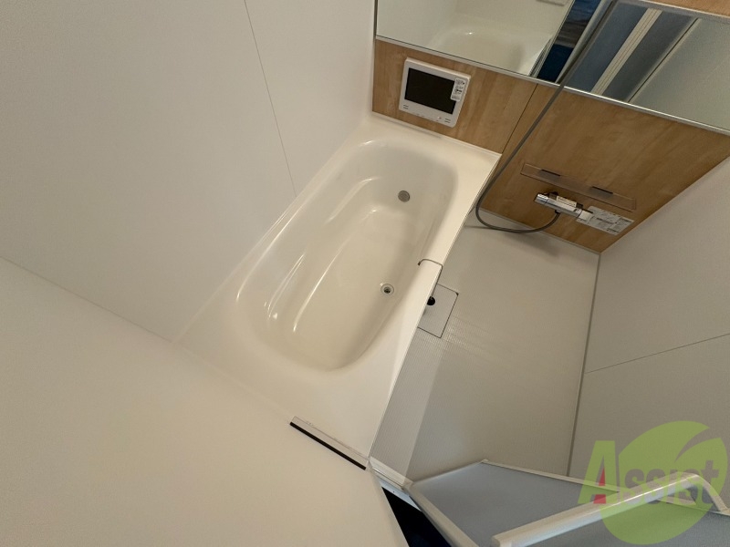 バス・シャワールーム　お風呂です。広々したバスでゆっくりくつろげます。