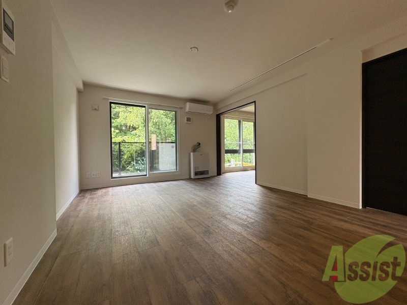 居室・リビング　木目のフローリングは落ち着きのある印象のお部屋になりますね。