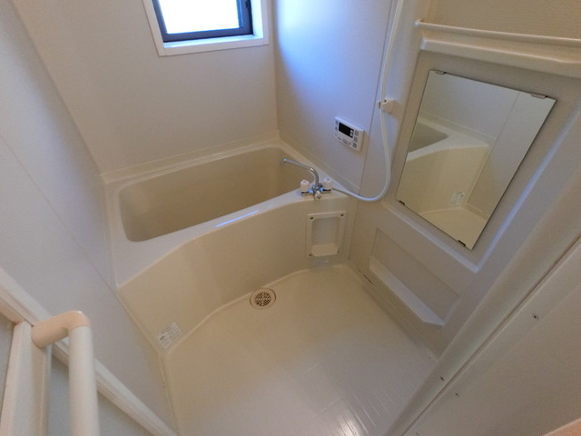 バス・シャワールーム　換気窓付きのバスルール！大きな鏡もついています！